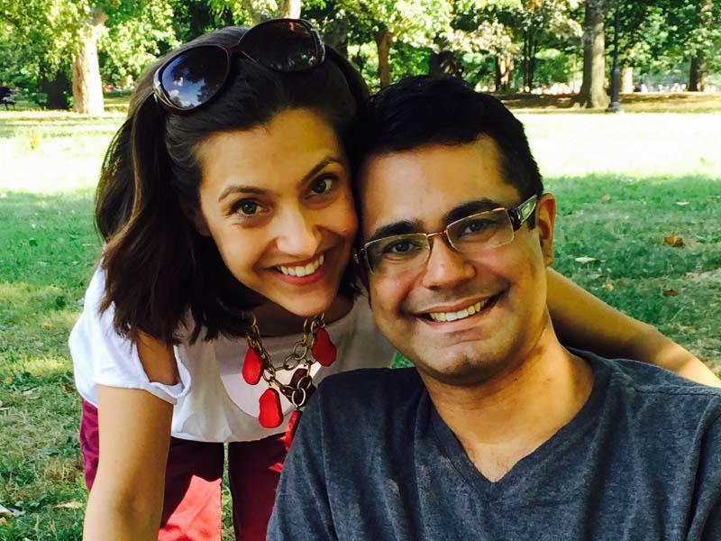 Dr. Satjit Bhusri和他的妻子Ayesha. (图片由博士提供. Satjit Bhusri)