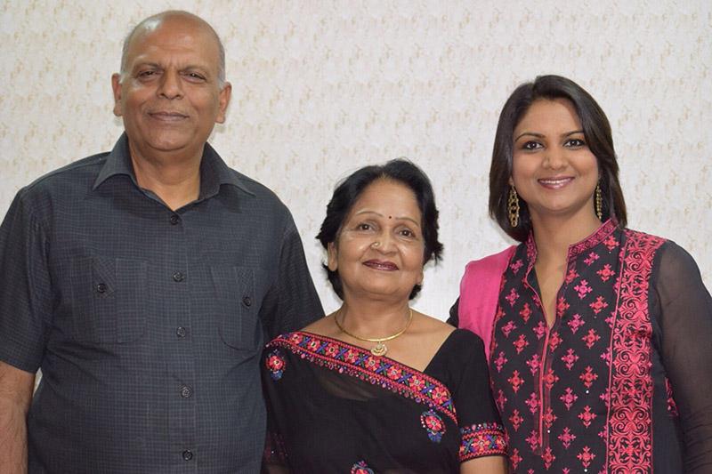 Dr. Dipika Aggarwal(左)和她的父母Nirmal和Bhushan Aggarwal. (图片由博士提供. Dipika Aggarwal)