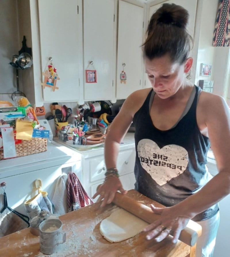 瑞秋·亨利接受了一项挑战，要烤一条八股的面包. (图片由Rachel Henry提供)