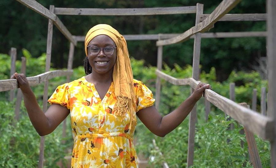 一位黑人妇女在社区花园微笑